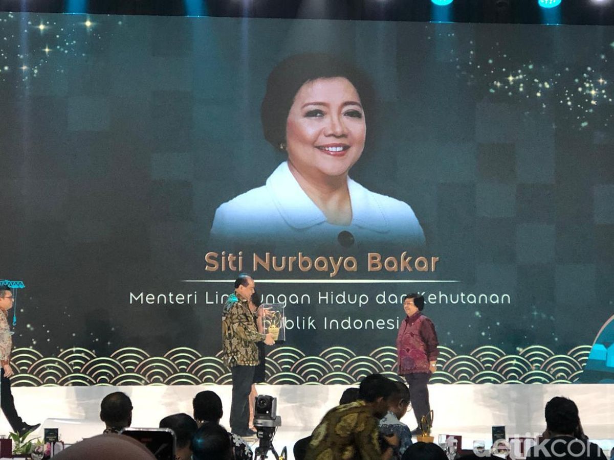 Menteri LHK Siti Nurbaya Dianugerahi Tokoh Emisi Nol Bersih